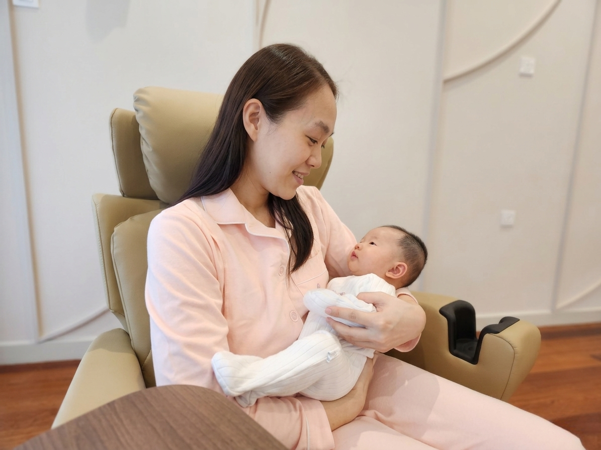一位妈妈在安静的房间里亲喂宝宝,这就是我们泌乳团队被叫去处理的「奶量恐慌」背后,最常见的一个日常画面